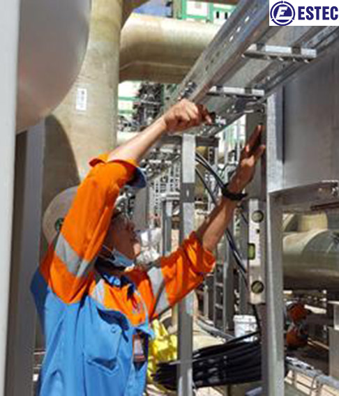 Các kỹ sư ESTEC đang thực hiện thi công lắp đặt
